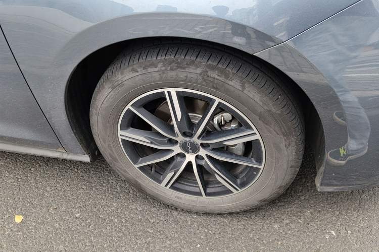 Used BYD Seal 06 New Energy 2024 DM-i 120KM Prestige Model Right Front Wheel Hub