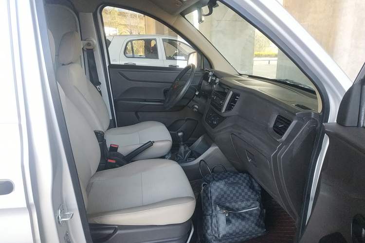 Used Wuling Hongguang V 2022 1.5L Jingqu Edition Enclosed-Window Vehicle with Hydraulic Power Steering LAR
