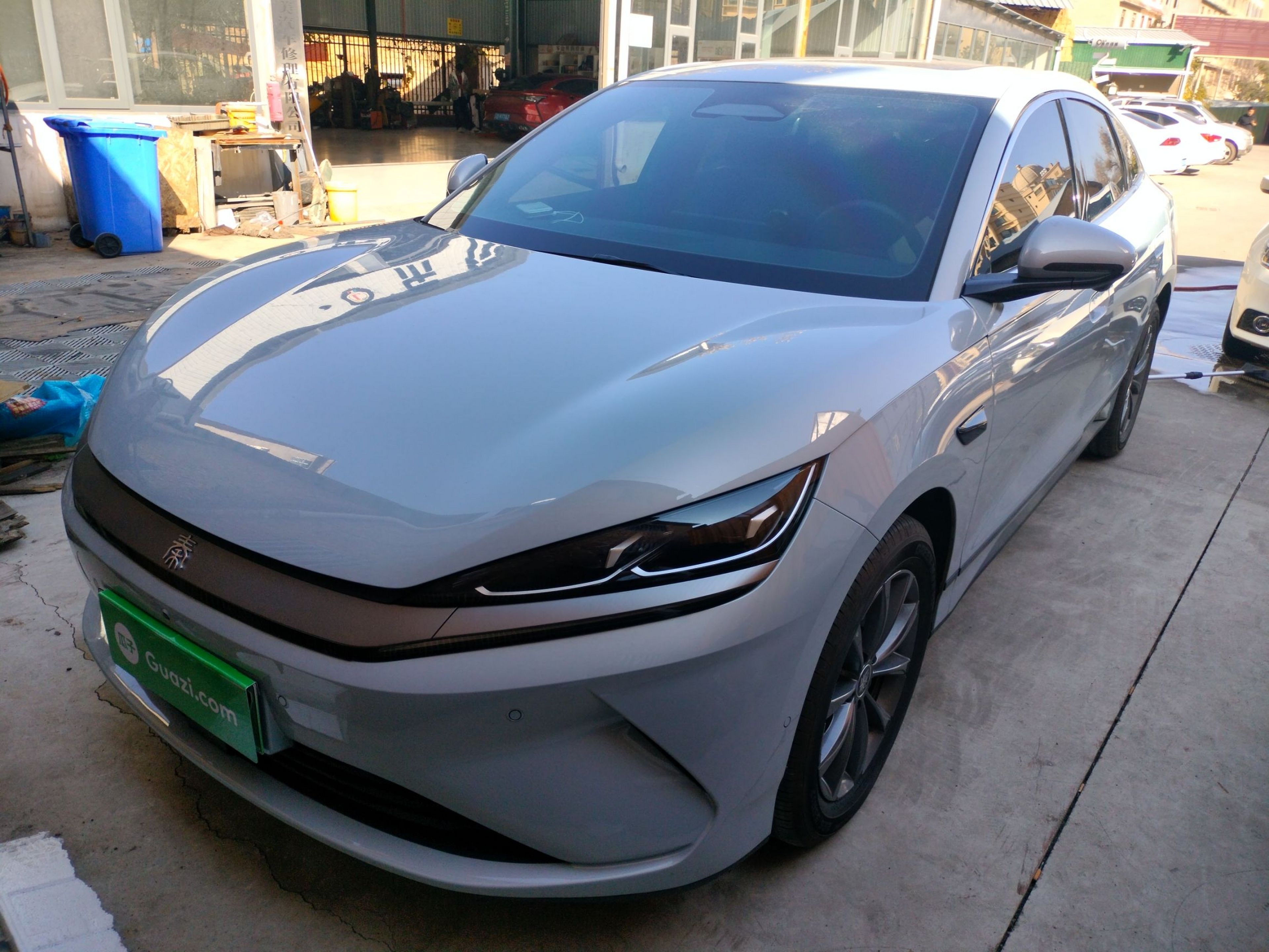 Под передней частью автомобиля