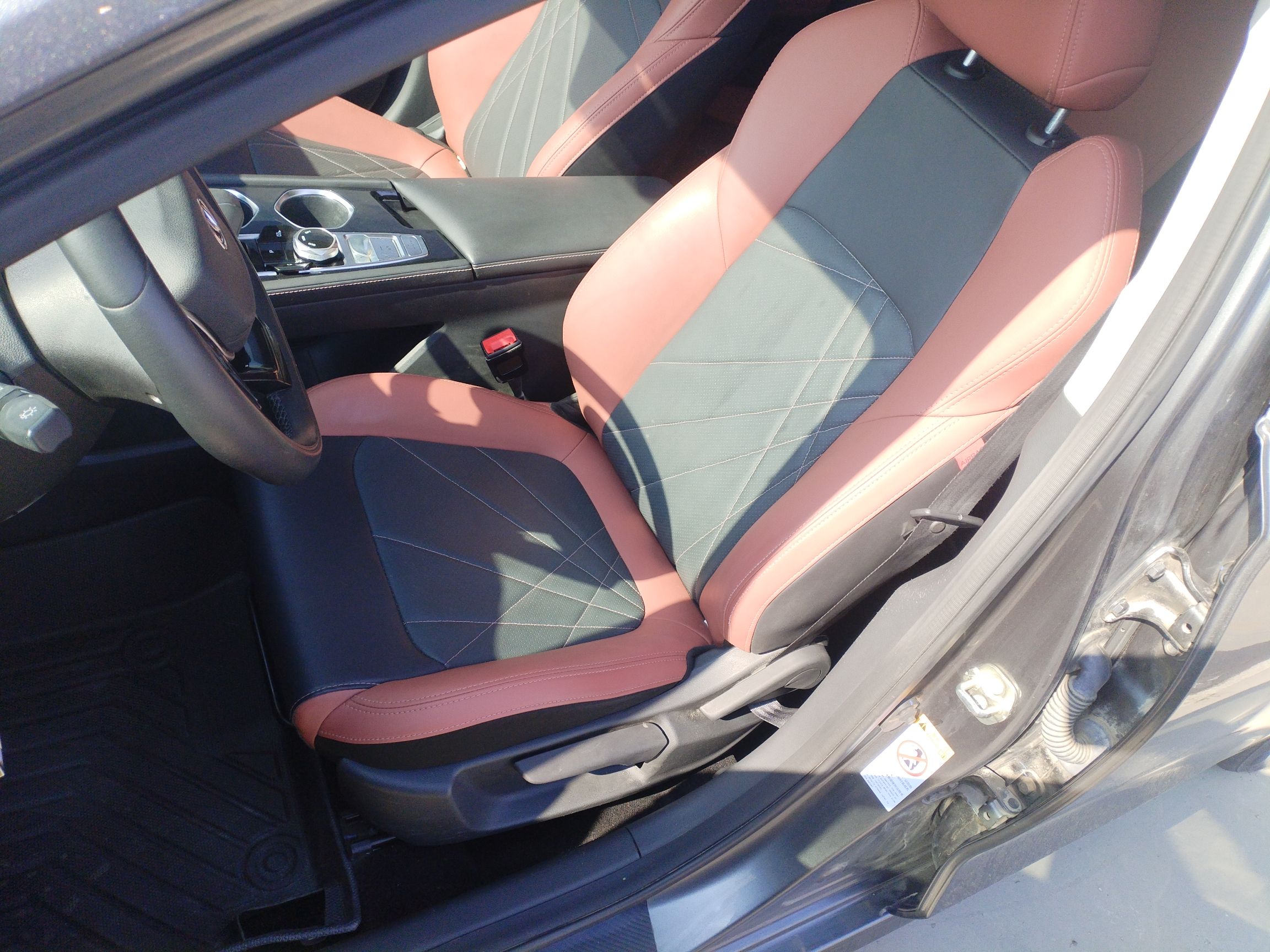 Переднее сиденье в автомобиле