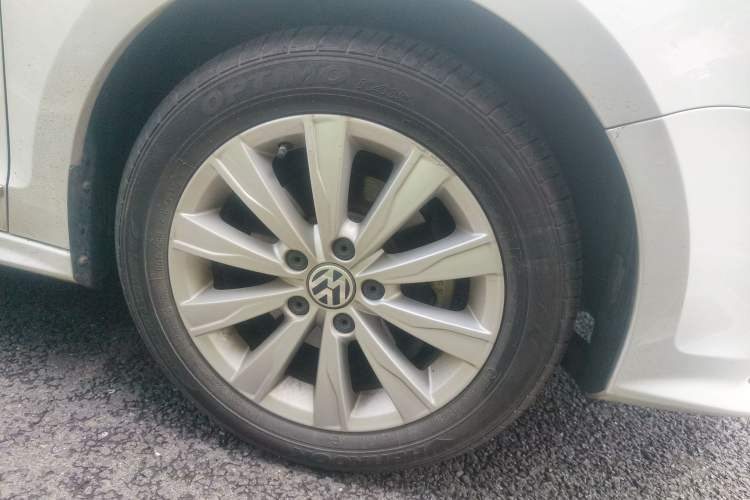 Used Volkswagen Sagitar 2015 1.6L Automatic Comfort Model Right Front Wheel Hub