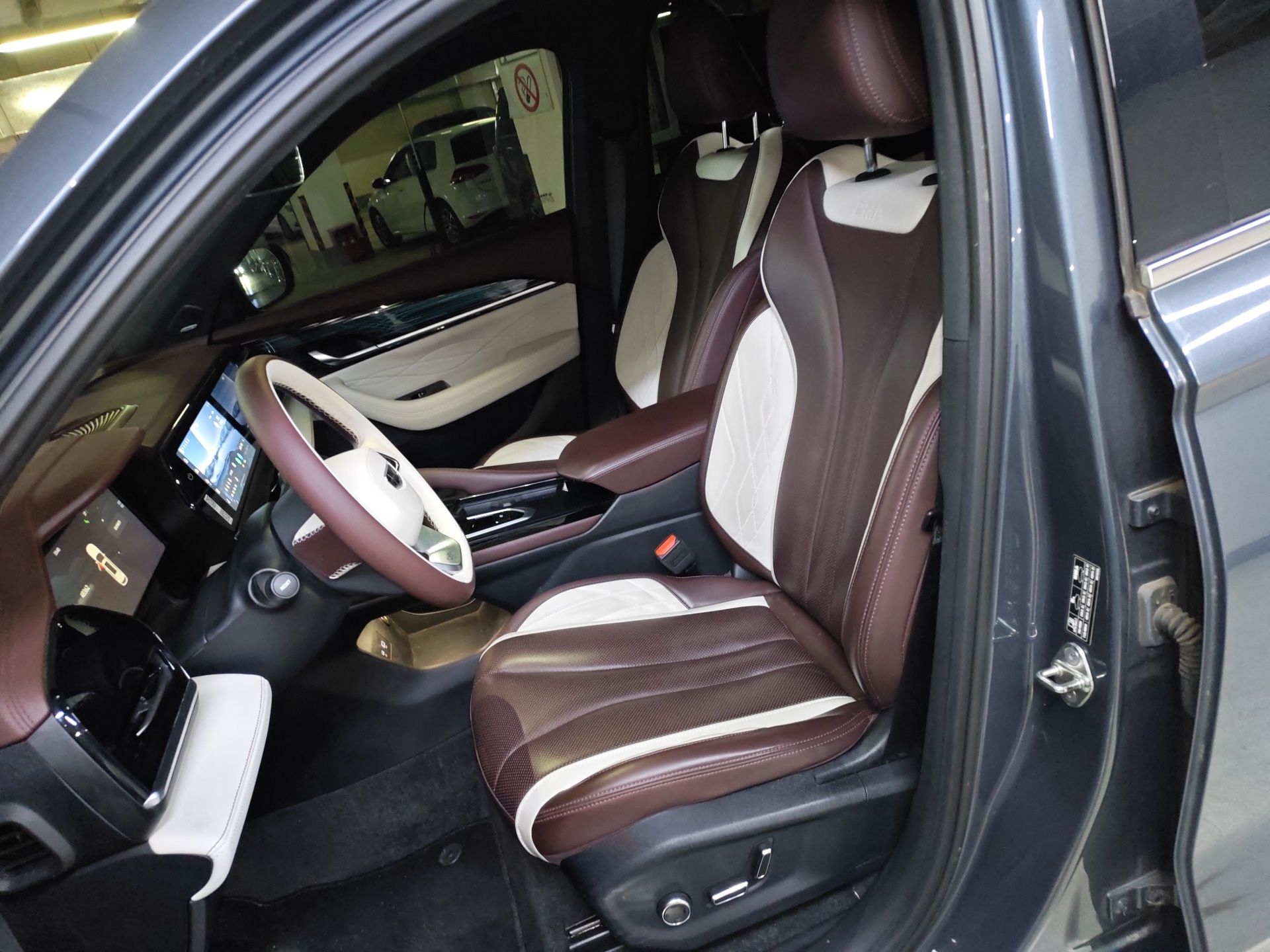 المقاعد الأمامية داخل السيارة