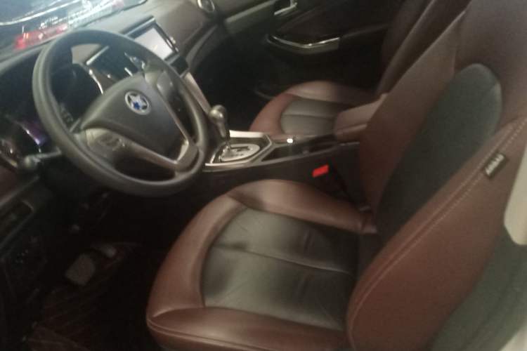 Used Venucia T70X 2016 2.0L CVT SmartFun Sport Edition
