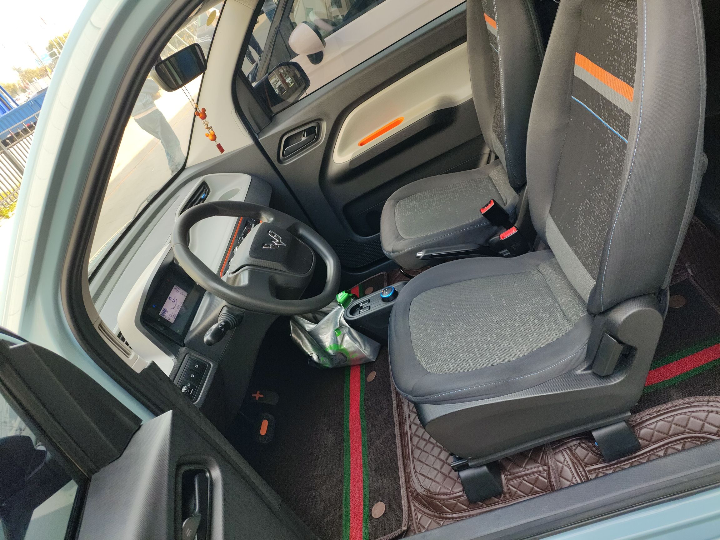 Переднее сиденье в автомобиле