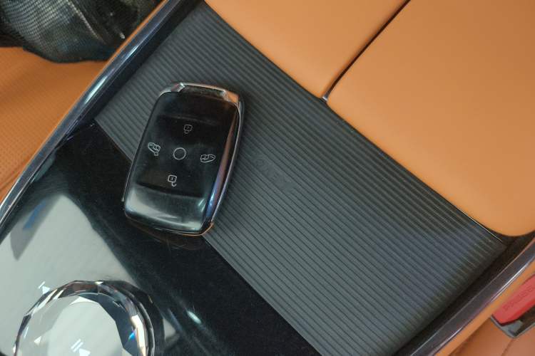 Used Geely Galaxy LEVC L380 2024 140-Degree 6-Seater All-Wheel-Drive Ultra Vehicle Key