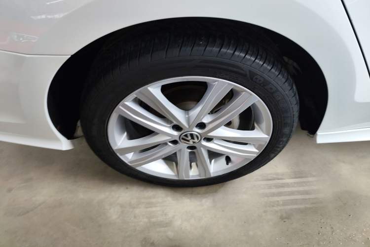Used Volkswagen Sagitar 2018 280TSI DSG Ignite Edition Right Rear Wheel Hub