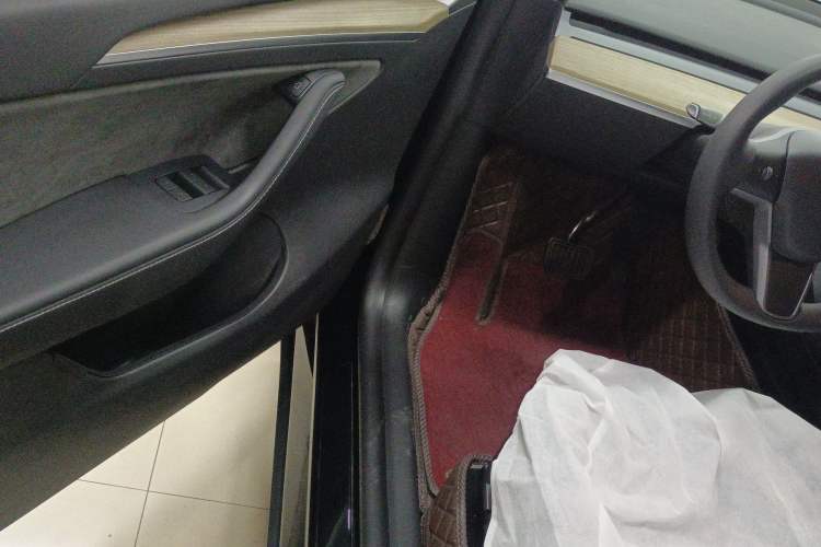 Used Tesla Model Y 2023 Rear-Wheel-Drive Version
