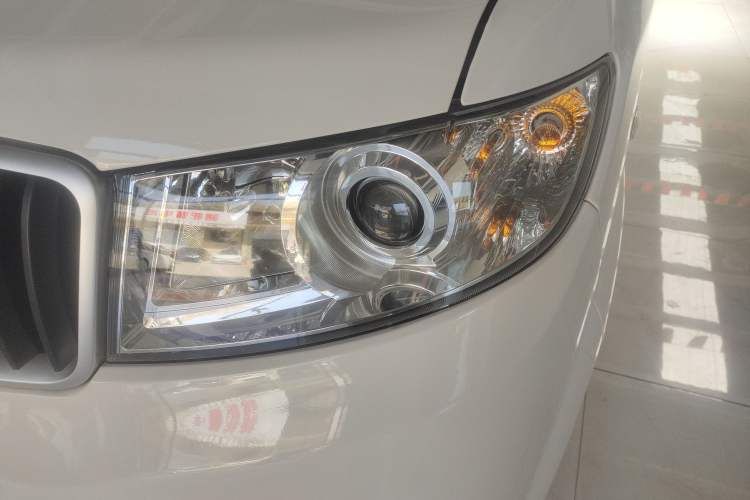 Used Jinbei Hiace X30 2023 1.5L Super-Comfortable Passenger Van 5/6/7-Seater Non-Air-Conditioned Version Model SWC15M Left Front Headlight