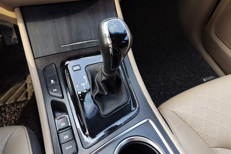 Used Baojun 730 2017 1.8L iAMT Prestige Version 7 Seats Gear Lever