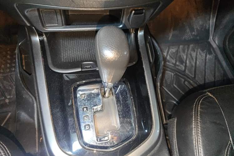 Used Nissan Terra 2018 2.5L Automatic 2WD Luxury Edition Gear Lever