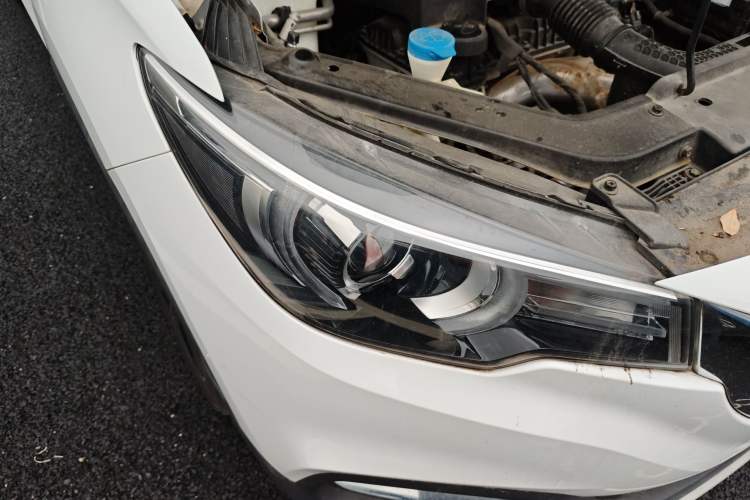 Used MG ZS 2020 Global Bestseller with 1.5L Engine Manual Transmission and a Massive 65-Inch Panoramic Sunroof Version Right Front Headlight