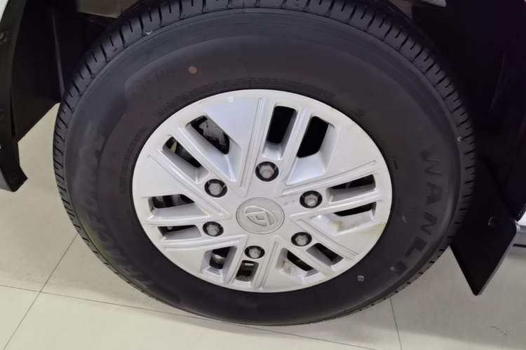 Used SAIC MAXUS Xintu V70 2023 2.0T Elite Edition Manual Transmission Short Wheelbase Low Roof 5/6 Seats (125 hp) Left Front Wheel Hub