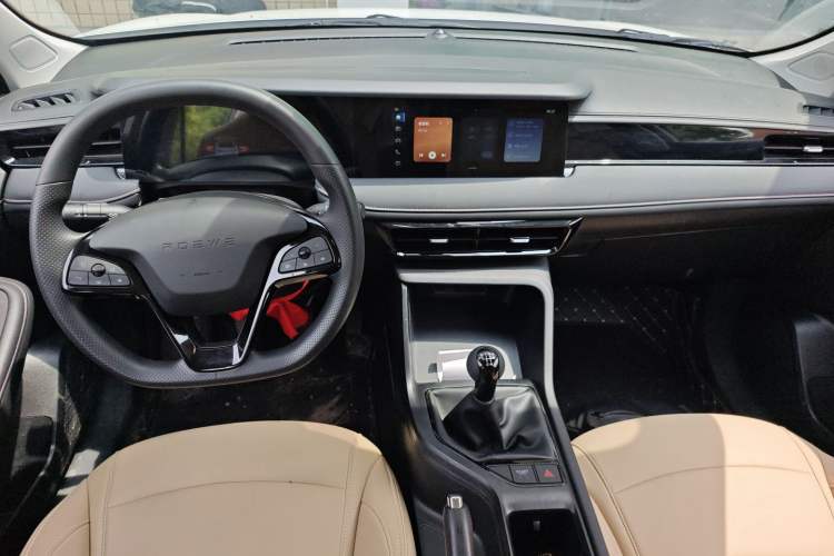 Used Roewe i5 2026 Model 1.5L Manual Comfort Version Center Console