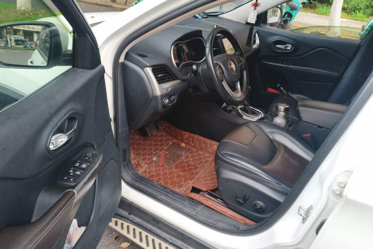 Used Jeep Cherokee 2016 2.4L Professional Smart Version Driver Seat