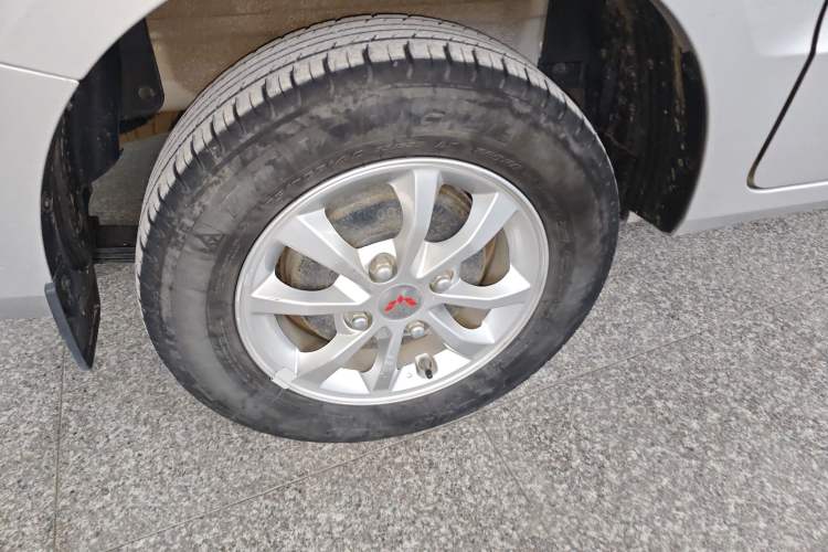 Used Wuling Hongguang V 2022 1.5L Enjoy Edition Electric-Powered LAR Right Rear Wheel Hub