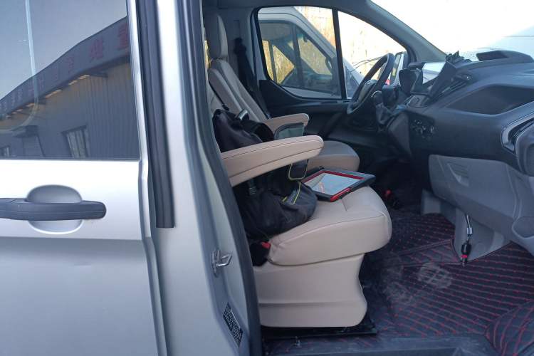 Used Ford Transit 2017 2.0T Diesel Multi-Function Commercial Vehicle Mid-Drive Mid-Roof China V Standard
