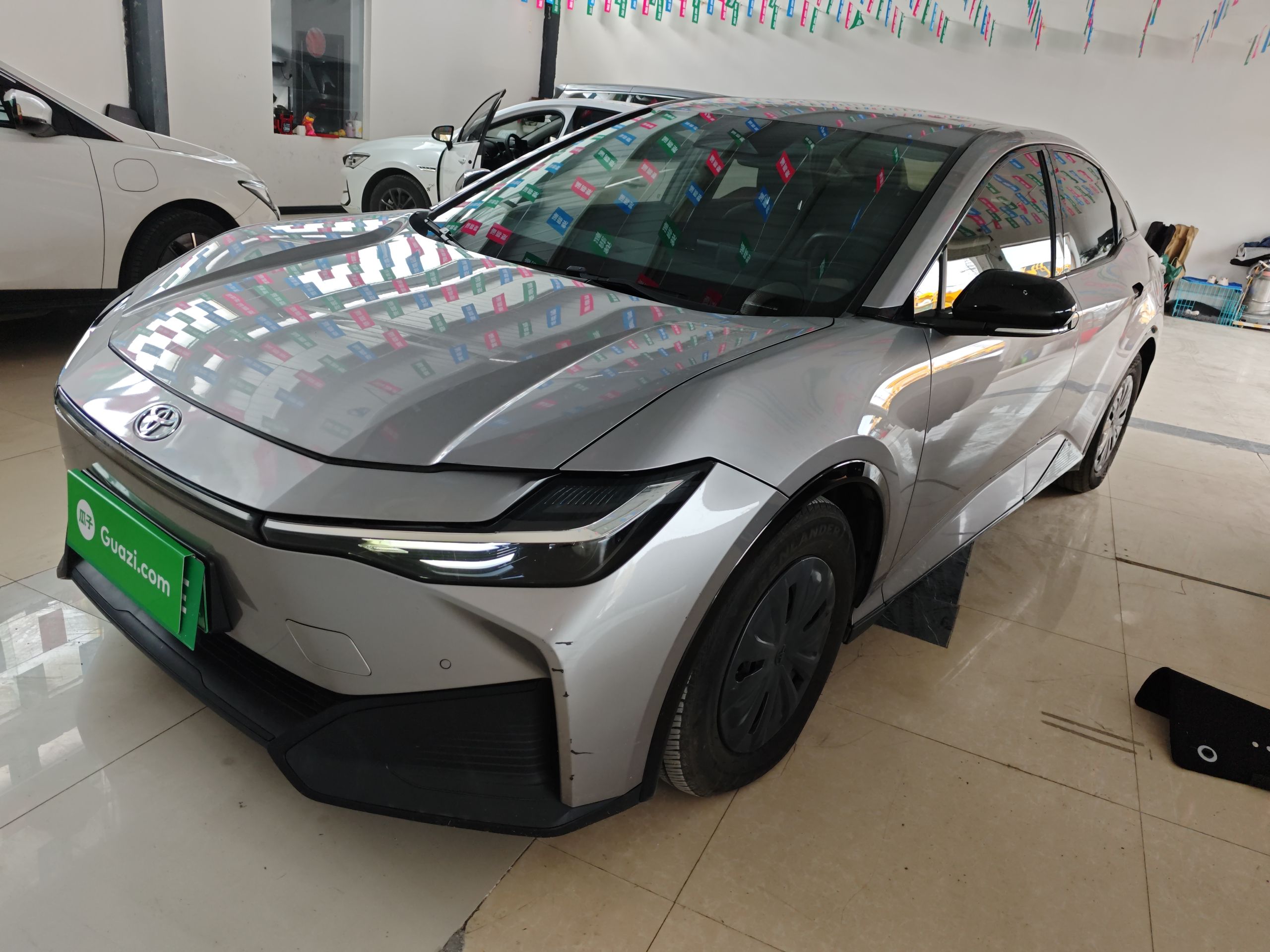 Под передней частью автомобиля