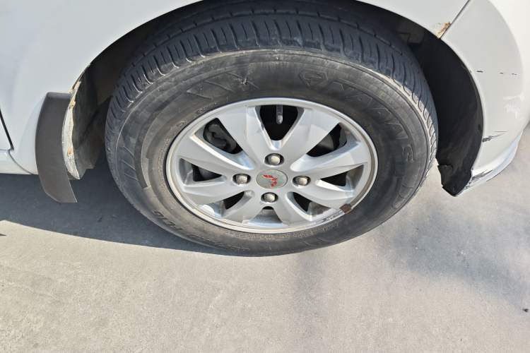 Used Wuling Hongguang 2014 1.5L S Standard Version Right Front Wheel Hub