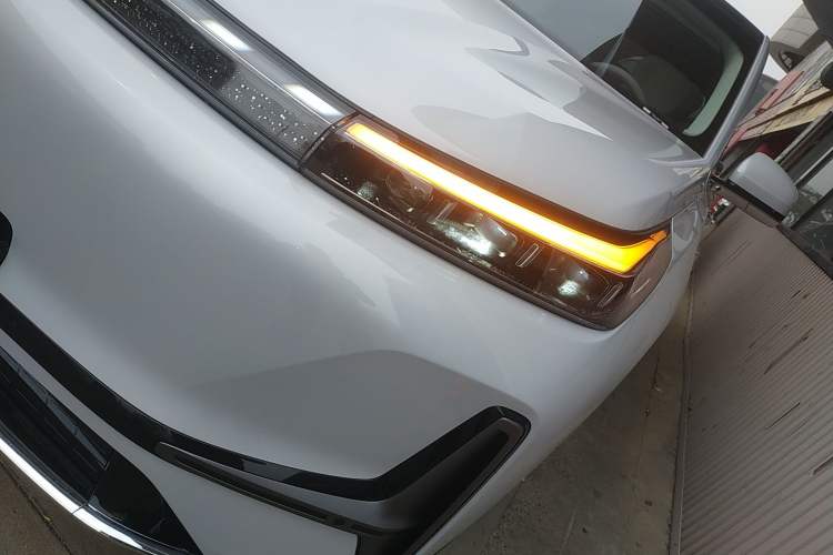 Used Geely Galaxy M9 2025 Model 210km Four-Wheel-Drive Leading Edition Left Front Headlight