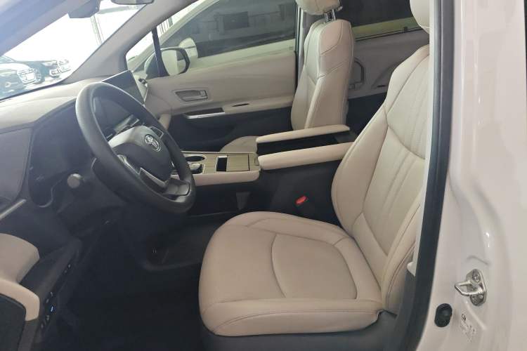 Used Toyota Granvia 2024 2.5L Hybrid Comfort Edition