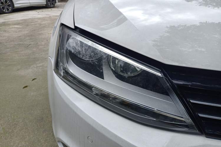 Used Volkswagen Sagitar 2014 1.4TSI Automatic Luxury Model Right Front Headlight