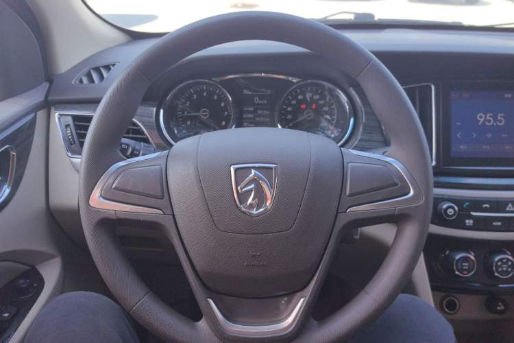 Used Baojun 730 2016 1.5L Manual Comfort Version 7 Seats China V Emission Standard Steering Wheel