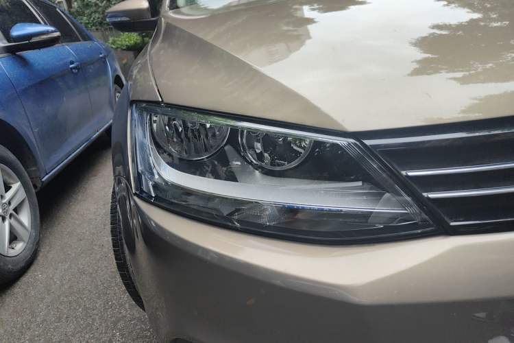 Used Volkswagen Sagitar 2012 1.6L Automatic Comfort Edition Right Front Headlight