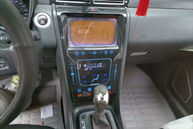 Used JMC Yusheng S330 2016 1.5L GTDi Automatic Two-Wheel Drive Flagship Edition Audio And AC Panel