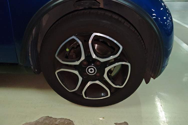 Used smart fortwo 2016 0.9T 66kW Hardtop Pioneer Edition Right Front Wheel Hub