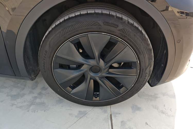 Used Tesla Model Y 2023 Rear-Wheel-Drive Version Right Front Wheel Hub