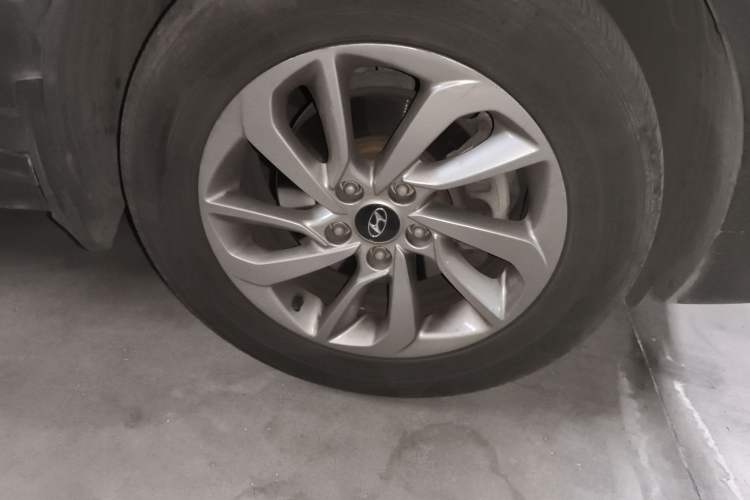 Used Hyundai Tucson 2015 1.6T Dual-Clutch Two-Wheel-Drive Smart Model Right Front Wheel Hub