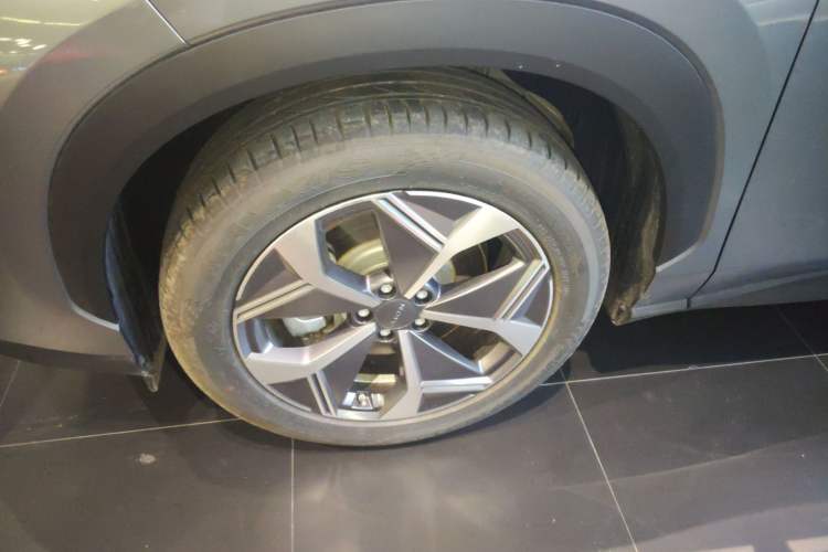 Used AION V 2022 Plus 70 Smart Edition Ternary Lithium Left Front Wheel Hub