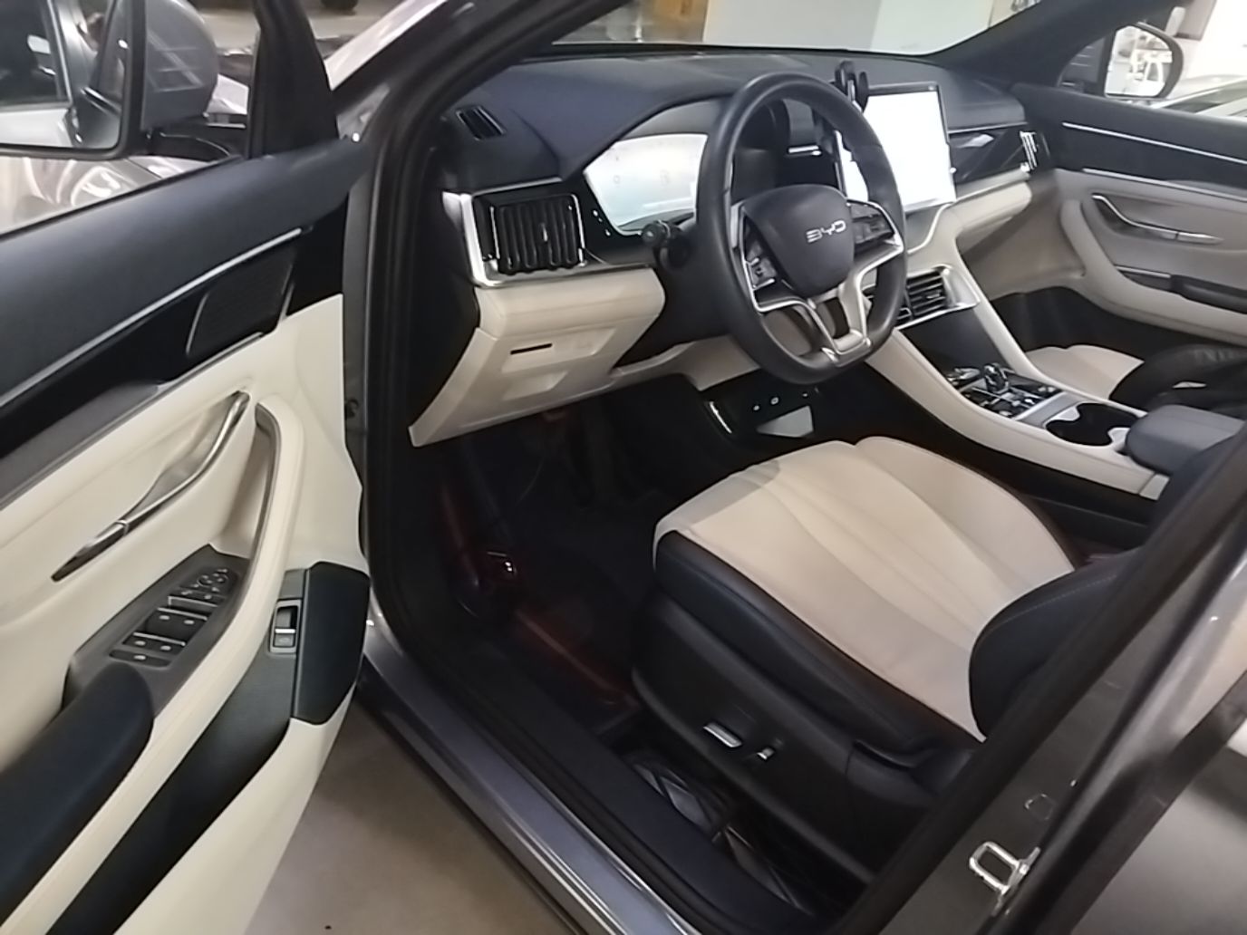BYD Song PLUS New Energy 2024 HONOR Edition DM-i 110km Flagship PLUS — снимка 18