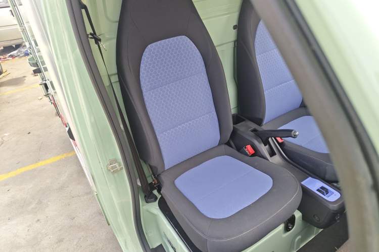Used REACH MINI Truck 2023 140km Long Wheelbase Van Ambition Version Right Front Seat