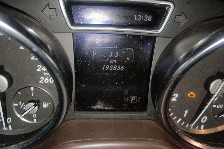 Used Mercedes-Benz M-Class 2014 ML 320 4MATIC Odometer Close Up