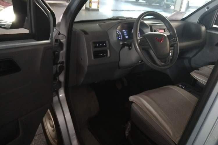 Used Wuling Yangguang 2024 300KM Comfort Version Passenger Van 75kW
