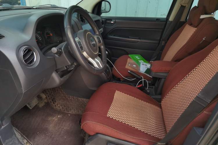 Used Jeep Compass 2013 2.0L two-wheel drive sport version
