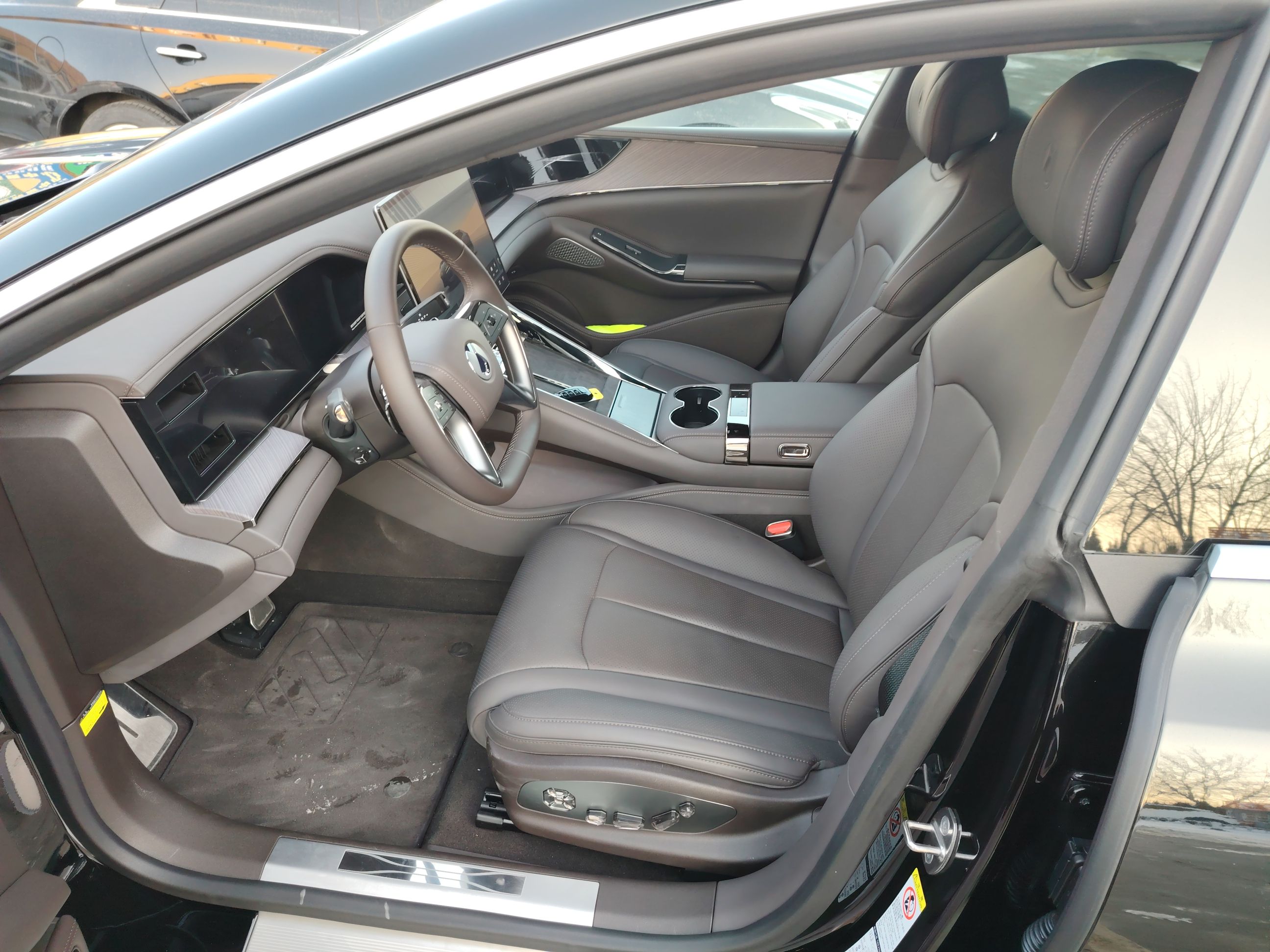 المقاعد الأمامية داخل السيارة