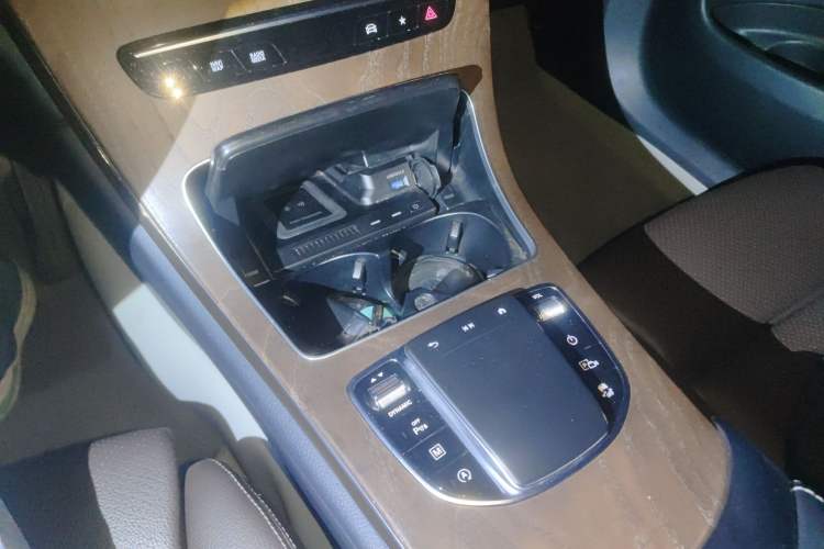 Used Mercedes-Benz GLC 2022 Second Facelift GLC 260 L 4MATIC Luxury Edition Gear Lever