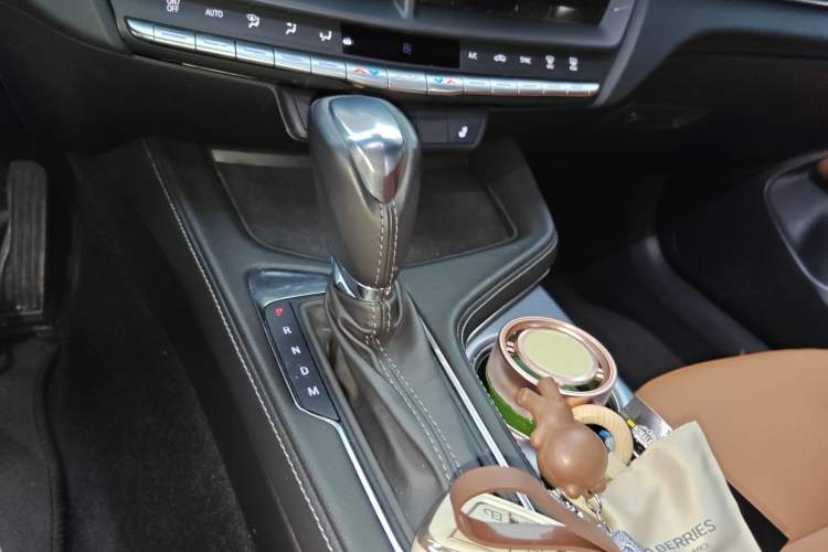 Used Cadillac CT4 2022 28T Luxury Edition Gear Lever