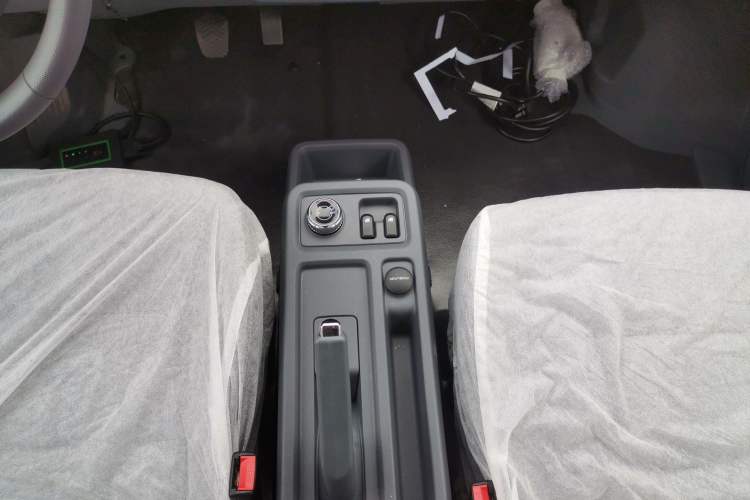 Used Wuling Yangguang 2024 300km Comfort-Grade Passenger Van 60kW Gear Lever