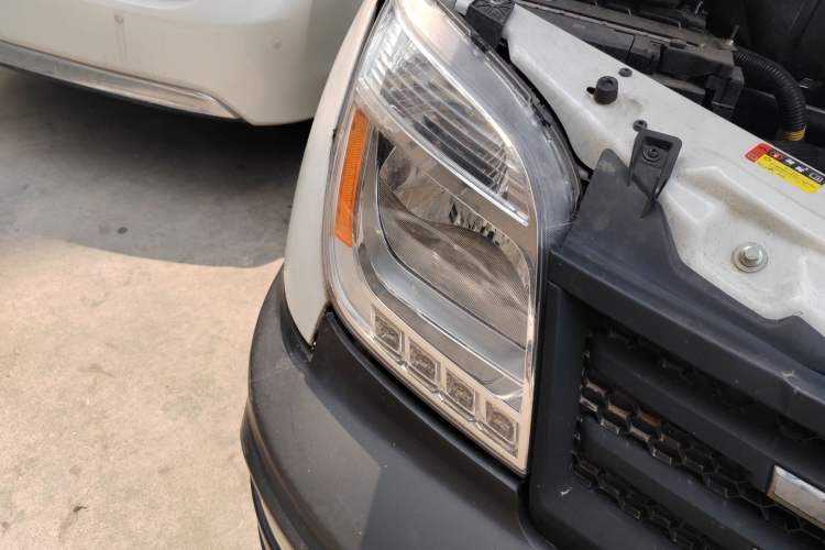 Used SAIC MAXUS Xintu V80 2019 2.5T Classic Edition 6-Speed Manual – Aoyuntong Short Wheelbase Mid-Height Design 5/6 Seats Right Front Headlight