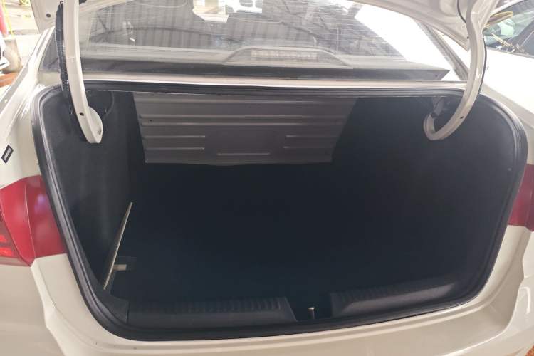 Used Volkswagen Santana 2016 1.6L Automatic Fashion Edition Trunk