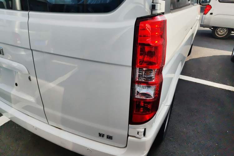 Used SRM Haoyun 2025 Launch Edition Farady 42.3 kWh 305 km 6 seats
