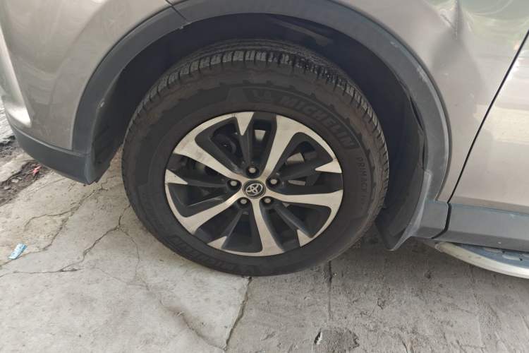 Used Toyota RAV4 2019 2.0L CVT Two-Wheel Drive Luxury Version China VI Standard
