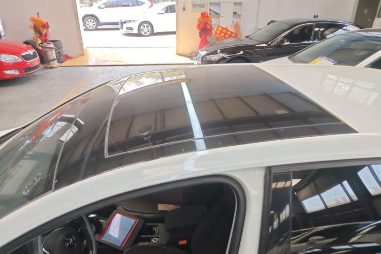 Used Volkswagen Golf 2017 1.6L Automatic Comfort Million-Vehicle Anniversary Edition
