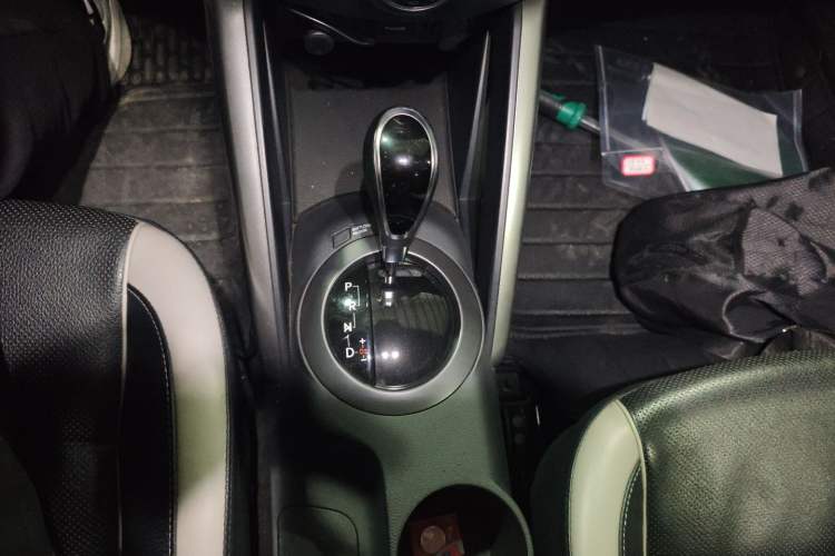 Used Hyundai Veloster 2012 1.6T Automatic Luxury Edition Gear Lever