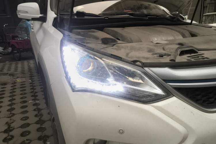 Used BYD Song New Energy 2017 Song DM 1.5TID All-Wheel Drive Prestige Model Right Front Headlight