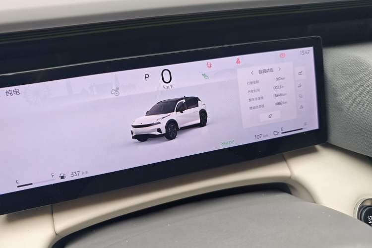 Used Lynk & Co 06 EM-P 2023 EM-P 126 Long-Range Halo Odometer Close Up