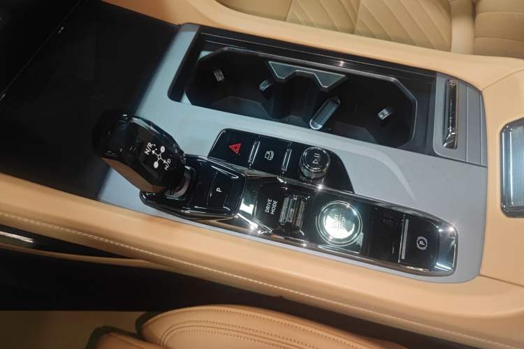 Used Lynk & Co 09 2021 2.0T Halo Six-Seater